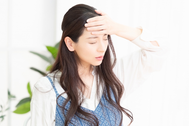 頭痛の辛い症状で生活に支障が出て悩む女性