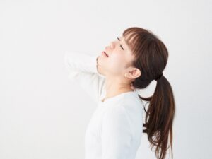 ストレートネックの辛い症状に悩む女性